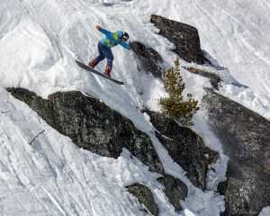 Holden Samuels dropping big air on his way to a first place finish in the 15-18 boys snowboarder division at the IFSA Junior Freeride North American Championships. PHOTO BY CHRIS SAITO